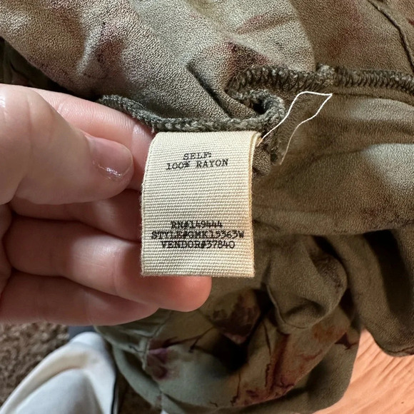 Gimmicks Floral Top high low cut Blouse in Cream Olive  XS BKE size #1283 - Picture 9 of 9